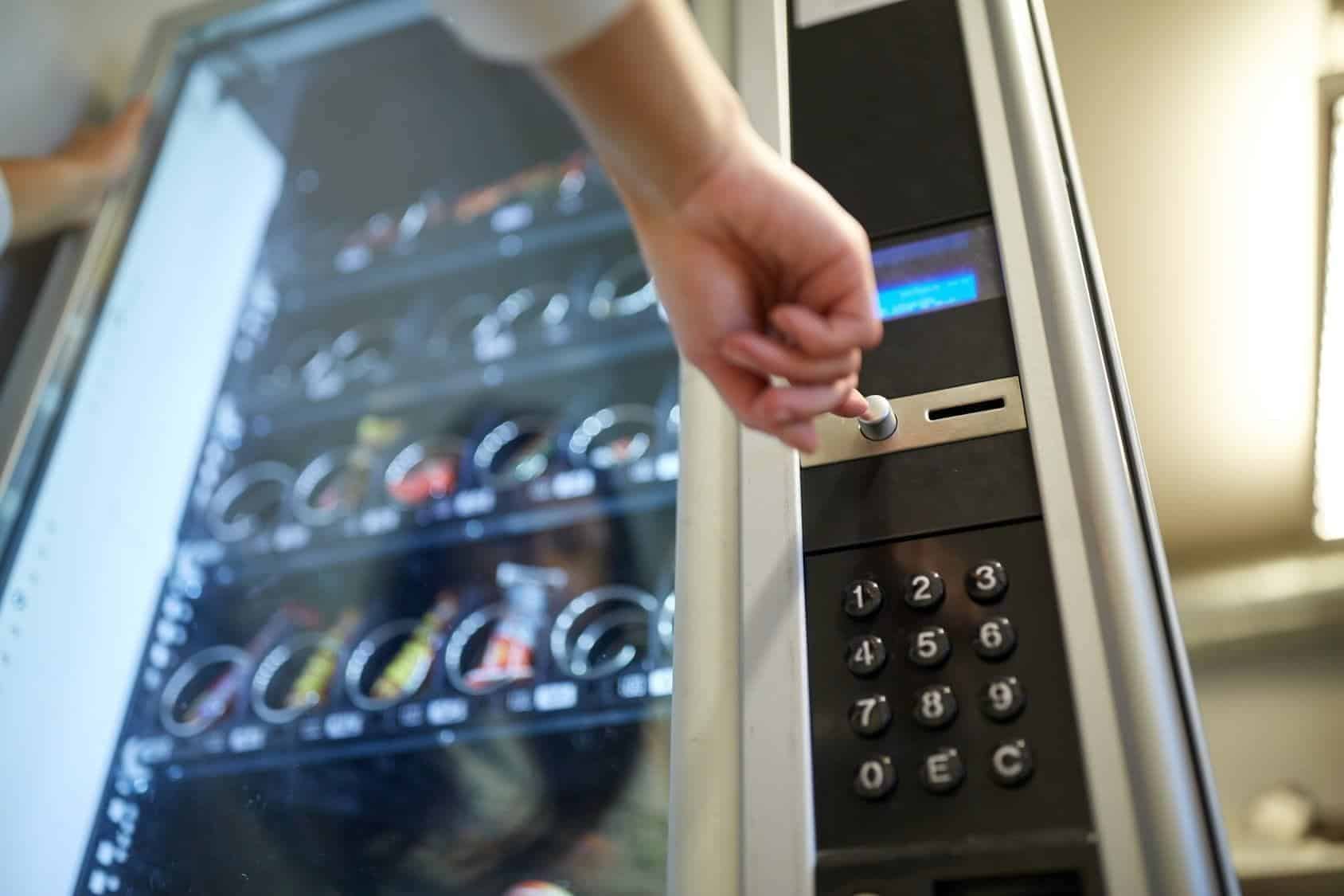 Insertion de monnaie dans un distributeur automatique