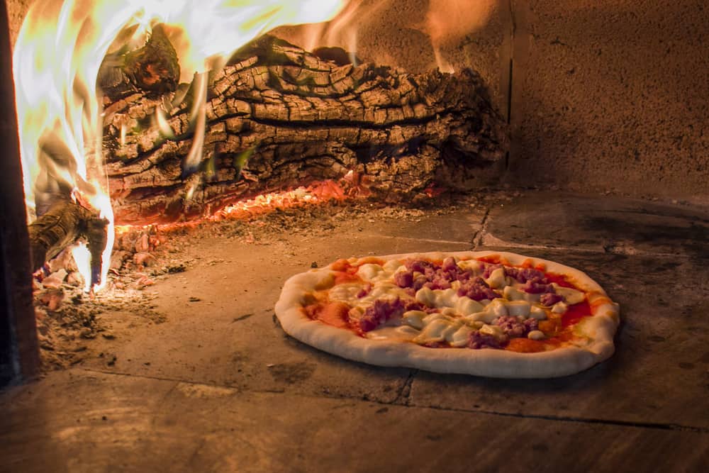 Pizza au feu de bois artisanal