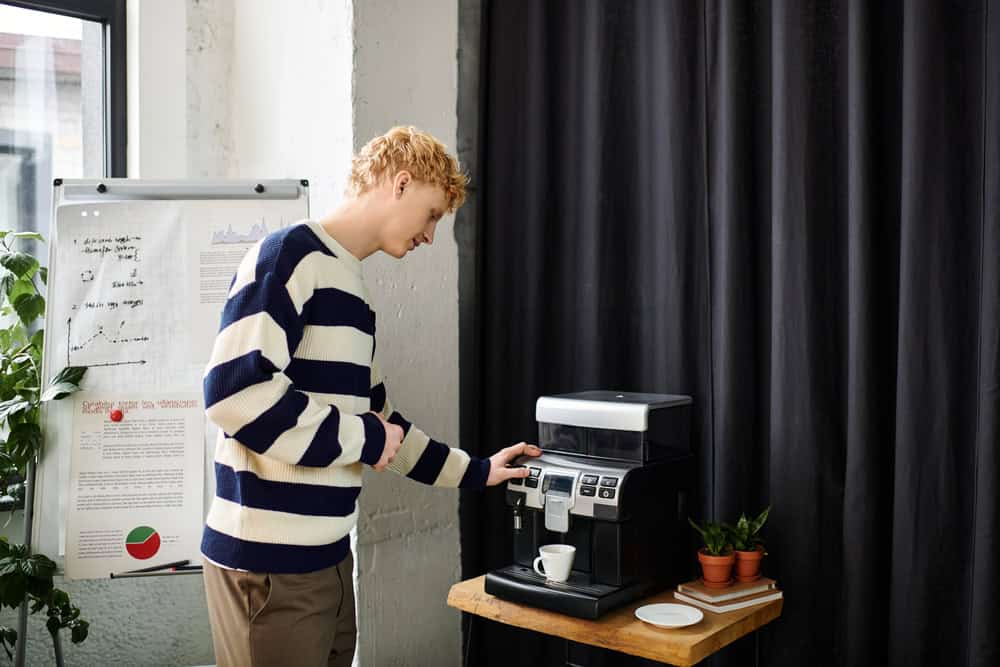 Machine à café moderne dans le bureau